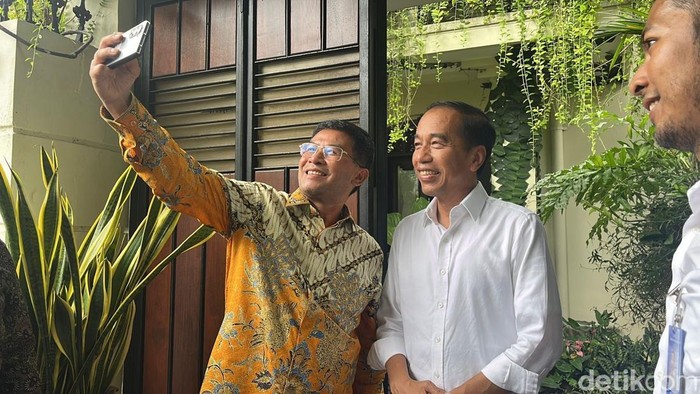 Calon Wakil Gubernur Jabar Erwan Setiawan menemui Jokowi di kediamannya di Solo, Senin (9/12/2024).