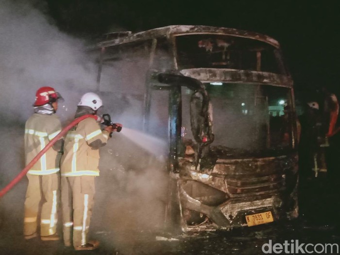 Bus wisata terbakar di jalan Jogja-Solo, Pakis, Delanggu, Klaten, Minggu (22/12/2024) malam. Seluruh penumpangnya selamat.