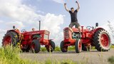 Die Traktoren Volvo BM 470 (rechts) und Volvo BM T810 (links) hat Hanspeter Seewer aus Schötz LU aufwändig restauriert. (Bild: «die grüne» / Gian Vaitl)