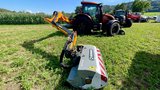 In den Verkaufszahlen der GVS Agrar AG fahren die Valtra-Traktoren direkt hinter Fendt und Massey Ferguson. An der «AgriEmotion» Freiland-Ausstellung ist der Valtra N175 mit einem Noremat Unibroyeur Mähkopf für Mäh- und Gestrüppsarbeiten unterwegs. (Bild: «die grüne» / Jürg Vollmer)