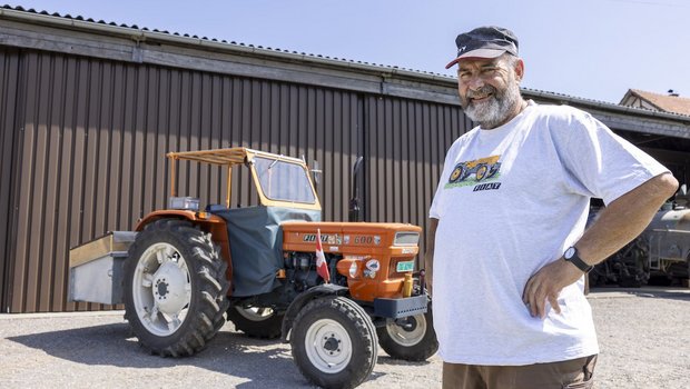 Roman Schäfli mit seinem Traumtraktor, dem Fiat 600. (Bild: «die grüne» / Gian Vaitl)