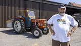 Roman Schäfli mit seinem Traumtraktor, dem Fiat 600. (Bild: «die grüne» / Gian Vaitl)