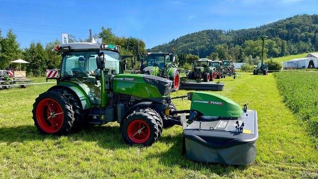 Die bekannteste Marke an der «AgriEmotion» Freiland-Ausstellung ist sicher Fendt. Die GVS Agrar AG zeigt die ganze Traktoren-Flotte, vom kompakten Fendt 211 P Vario (hier mit einem Slicer 310 F-Frontmähwerk) bis zu den Gross-Traktoren. (Bild: «die grüne» / Jürg Vollmer)