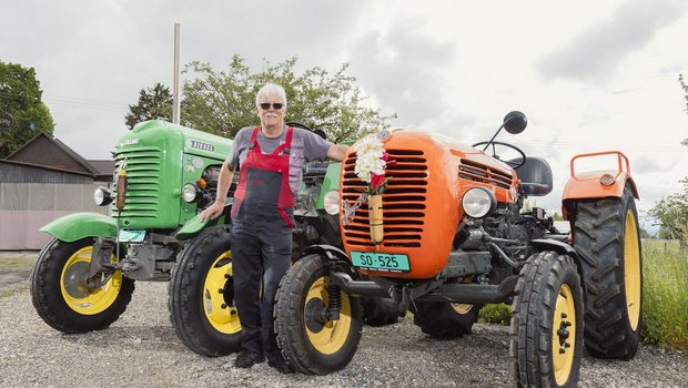 Zwei der zwölf Steyr-Traktoren von Kurt Bitzi: Der grüne Steyr 280 und der Steyr 188. (Bild: «die grüne» / Pia Neuenschwander)