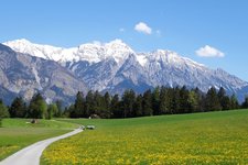 RS landschaft bei rinn in tirol karwendelgebirge fruehling schnee