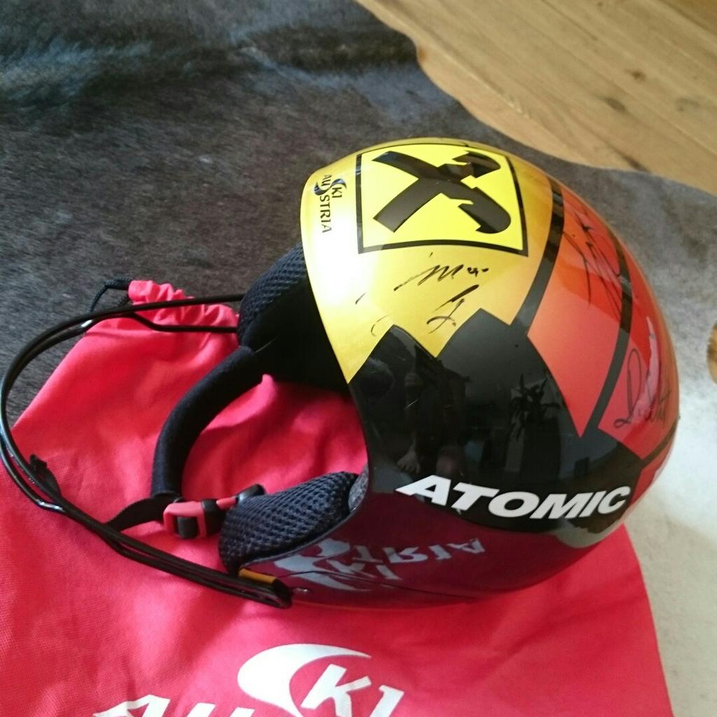 Verkaufe originalen Atomic Ski Austria Slalom Helm mit Bügel. Größe xxs.
Sogar mit Unterschrift von HIRSCHER,...