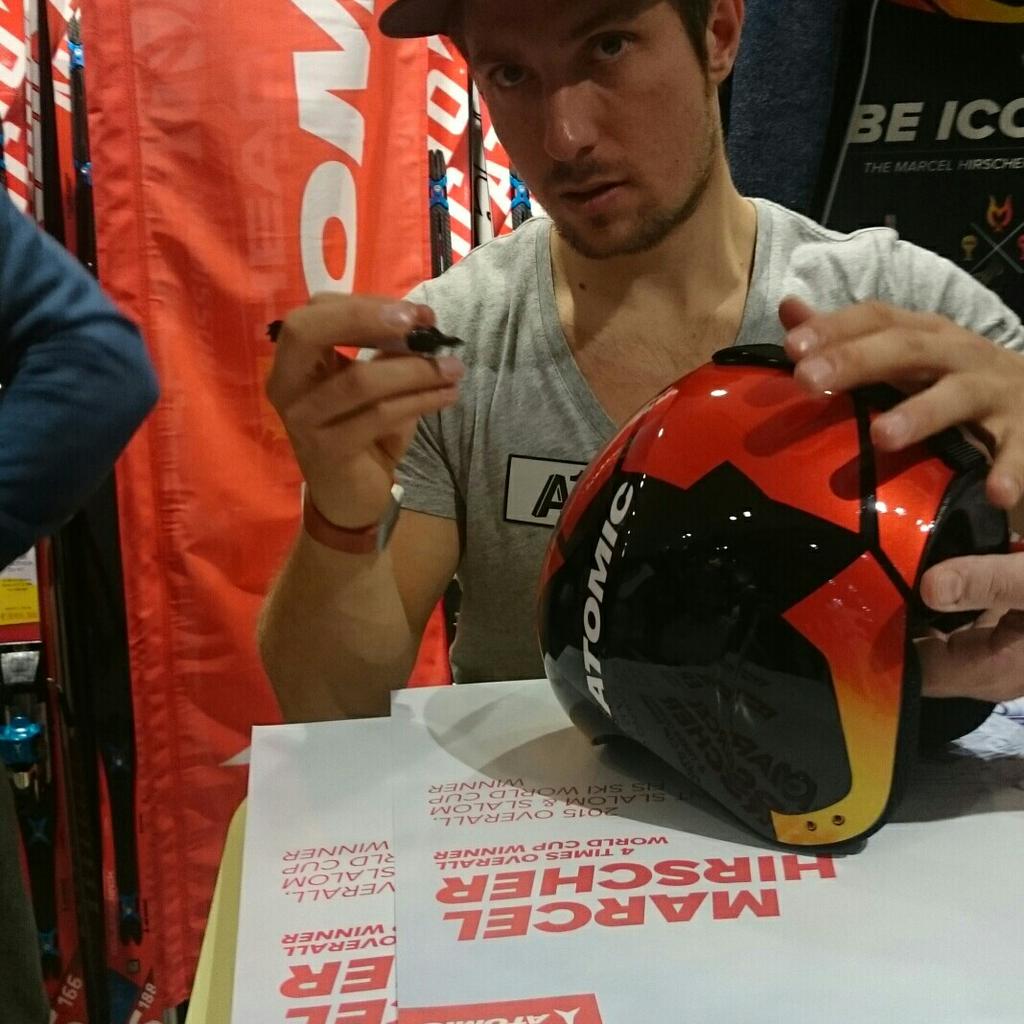 Verkaufe originalen Atomic Ski Austria Slalom Helm mit Bügel. Größe xxs.
Sogar mit Unterschrift von HIRSCHER,...