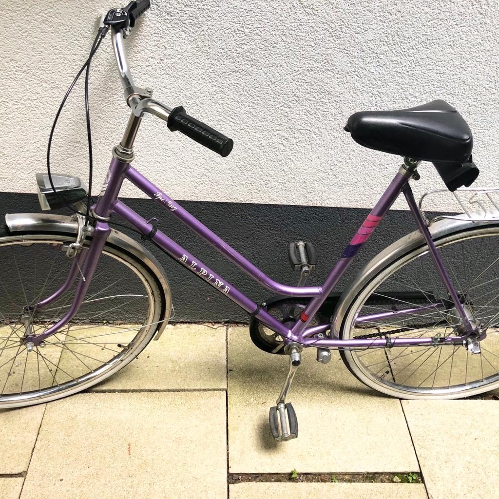 Alpina Vintage Rad / Citybike - seltenes modell!
- farbe: wunderschönes flieder / lila / violett
- rahmengröße: ca. 54cm
- laufradgröße: 26 1 3/8 zoll
- 3-gang shimano schaltung
- dynamo beleuchtung
- weinmann bremsen: mit neuwertigen bremsbelägen
- mit rücktrittbremse
- inkl. gepäckträger
- selle royal sattel: höhenverstellbarer
- funktioniert technisch einwandfrei! : lichter, gangschaltung, bremsen funktionieren super!
- sofort fahrbereit!😊

*privatverkauf: keine garantie, keine rücknahme