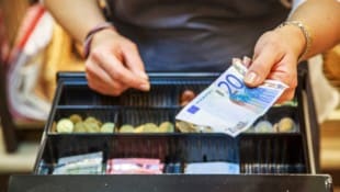 Nutzen Sie lieber Bargeld oder Kartenzahlung?  (Bild: Goodpics - stock.adobe.com)