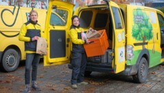 Zustellerinnen Nora (links) und Jacqueline beladen ein Postauto bei der Zustellbasis 4040 Linz. In der Hochsaison werden im Schnitt täglich etwa 25.000 Pakete mehr transportiert als im Rest des Jahres. (Bild: Einöder Horst/Horst Einöder/Flashpictures)