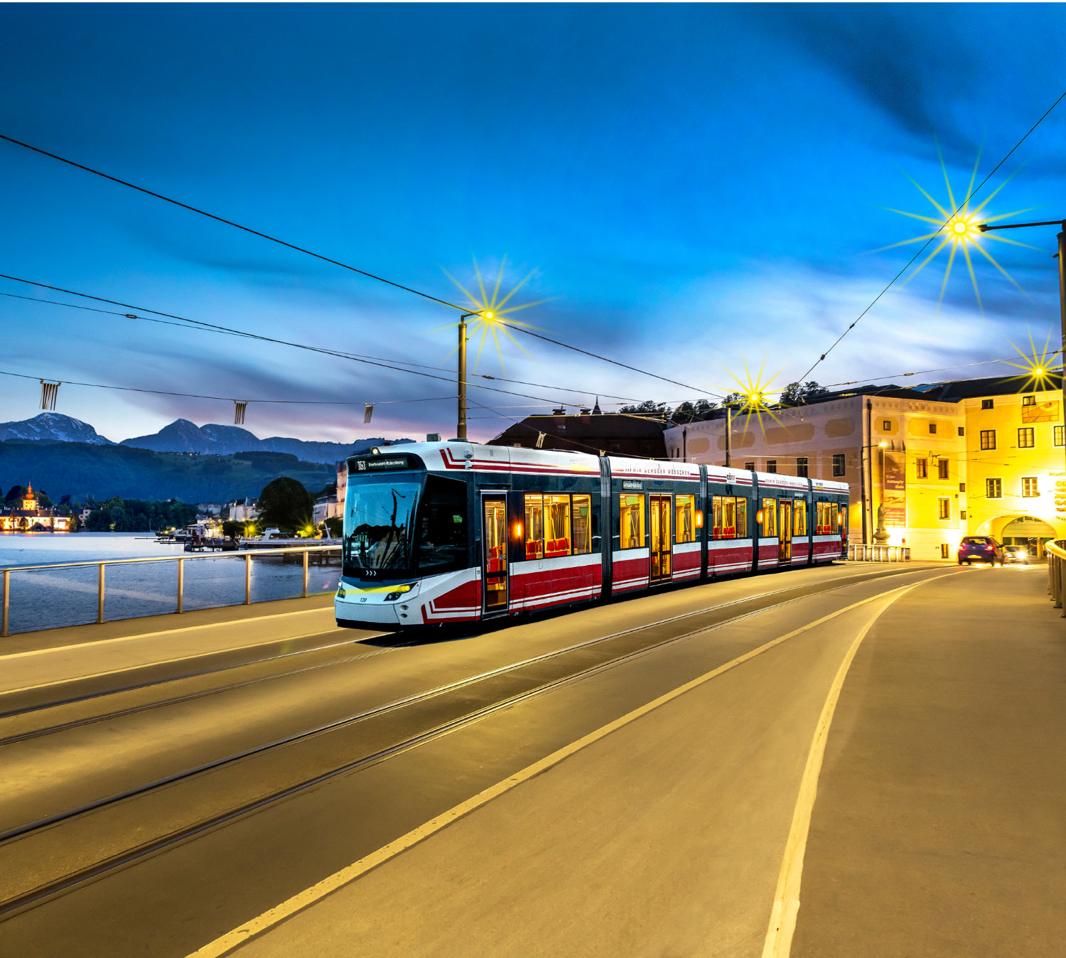 Traunseetram fährt in der Nacht über die Brücke