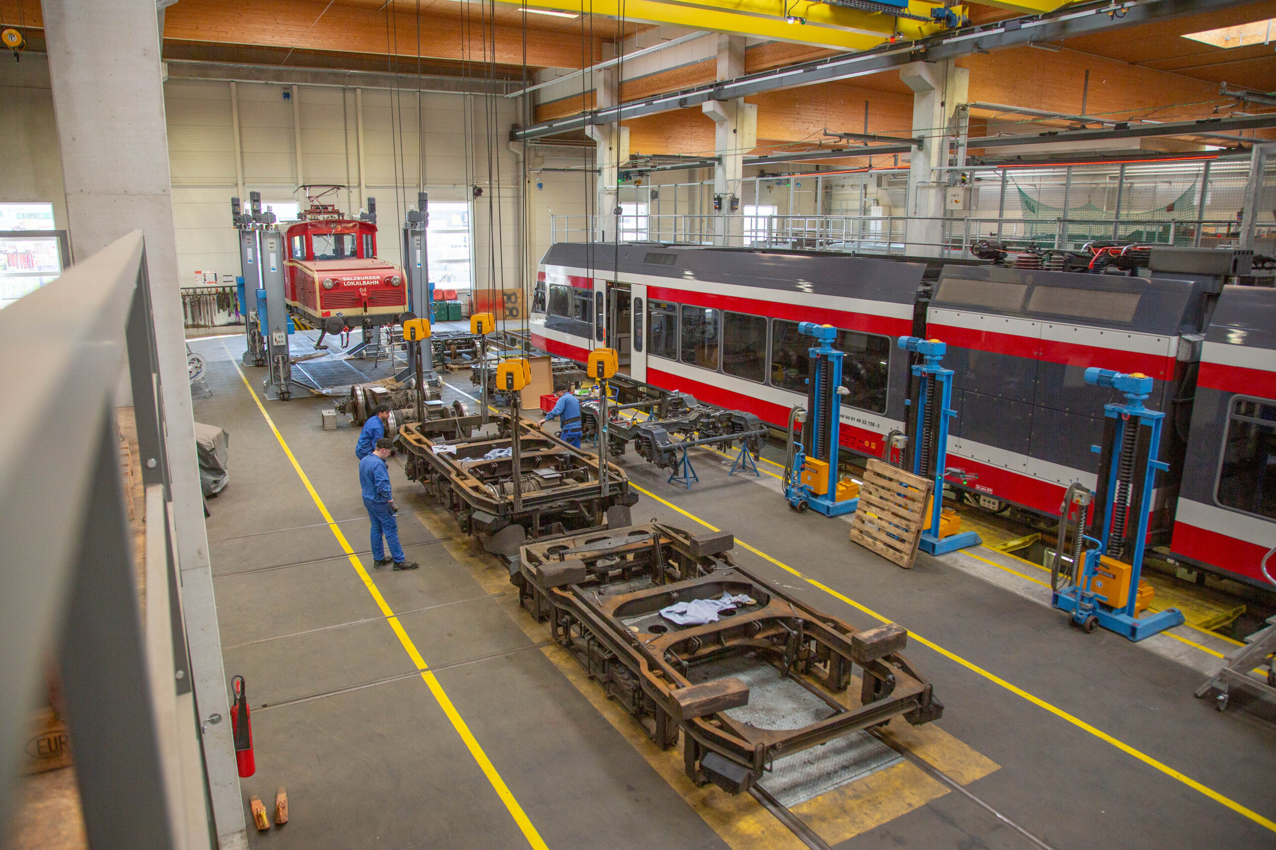 Überblick über die Bahnwerkstätte in Eferding in der eine Bahn steht