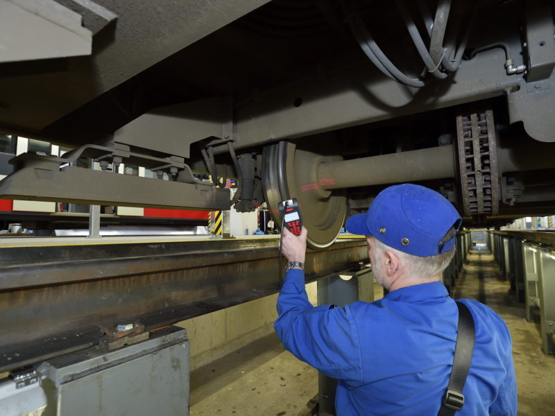 Ein Mitarbeiter nimmt Reparaturen an einer Bahn vor