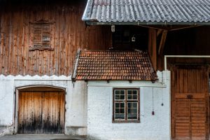 scheune-mit-holz-verkleiden