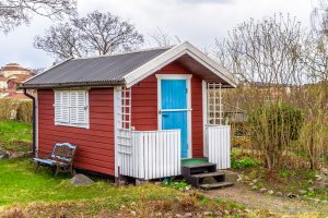 schuppen-mit-holz-verkleiden