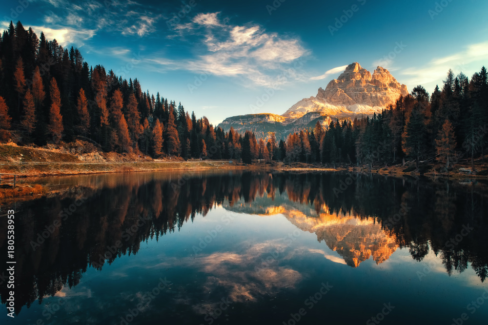 Fototapeta premium Widok z lotu ptaka Lago Antorno, Dolomity, Jezioro górskie krajobraz ze szczytem Alp, Misurina, Cortina d'Ampezzo, Włochy