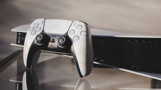 PlayStation 5 in weiß (liegend): Eine Konsole ist stets eine preisgünstige Alternative zum Gaming-PC