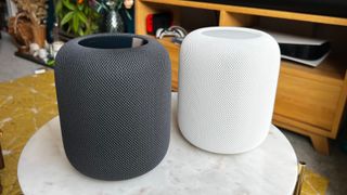 HomePod 2 auf einem Regal in einer Wohnung; Der HomePod 2 liefert grandiosen Klang, lässt vereinzelt aber noch an Komfortfeatures missen