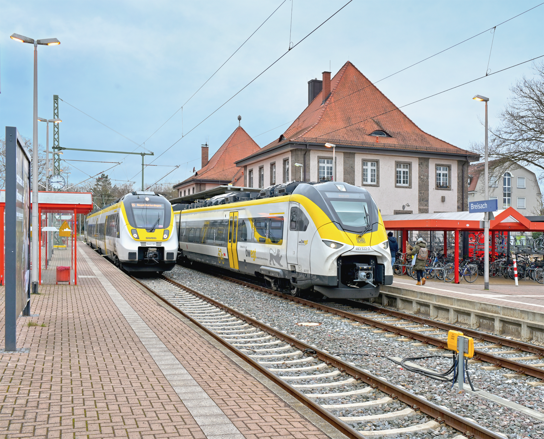 Das 1914 eröffnete Bahnhofsgebäude Breisach nach der Neugestaltung; Januar 2023