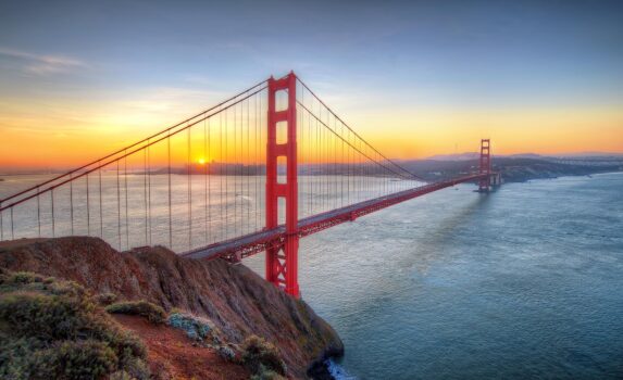 ゴールデンゲート・ブリッジと日の出　サンフランシスコの風景　アメリカ合衆国の風景