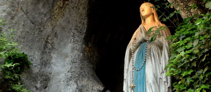 Madonna im Felsen: Die Mariengrotte in Lourdes.