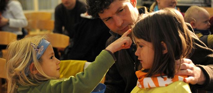 Die Tradition, ein Kreuz auf die Stirn zu zeichnen, wie es die Kinder hier beim ökumenischen Kirchentag tun, stammt aus den frühesten Anfängen der Christenheit.