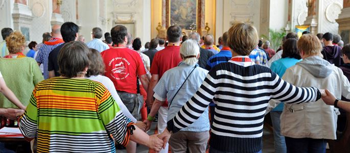 Die Teilnehmer eines Gottesdienstes auf dem Katholikentag in Mannheim 2012 halten sich beim Vaterunser an den Händen.