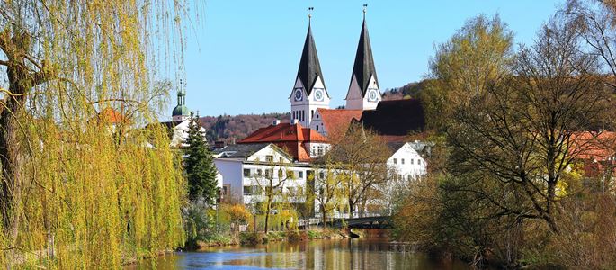 Blick über einen See auf den Eichstätter Dom mit seinen zwei Türmen.