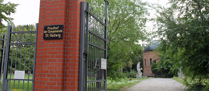 Warum die Berliner Mauer über den katholischen Domfriedhof führte