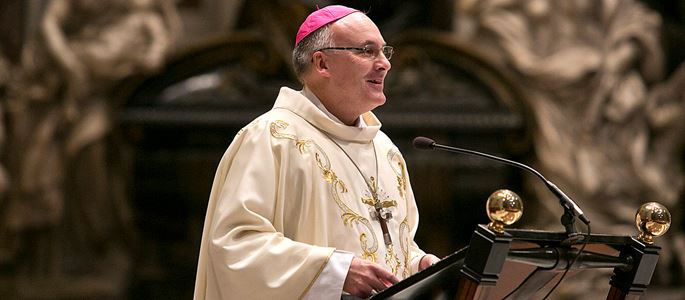 Rudolf Voderholzer, Bischof von Regensburg, predigt bei einem Gottesdienst am 13. Dezember 2013 im Petersdom.