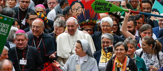 In einer Prozession ziehen Teilnehmer mit Papst Franziskus zur Synodenaula.