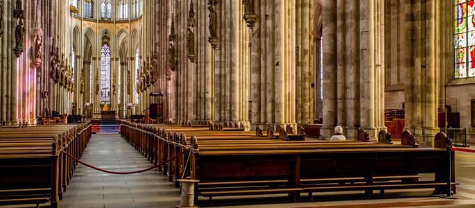 Der Kölner Dom ist wegen der Coronakrise fast menschenleer