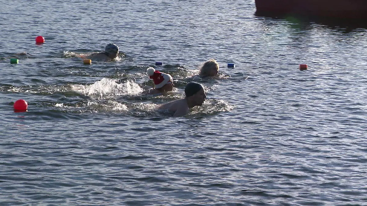 Reporter testet Eisschwimmen: „Es ist brutal kalt”