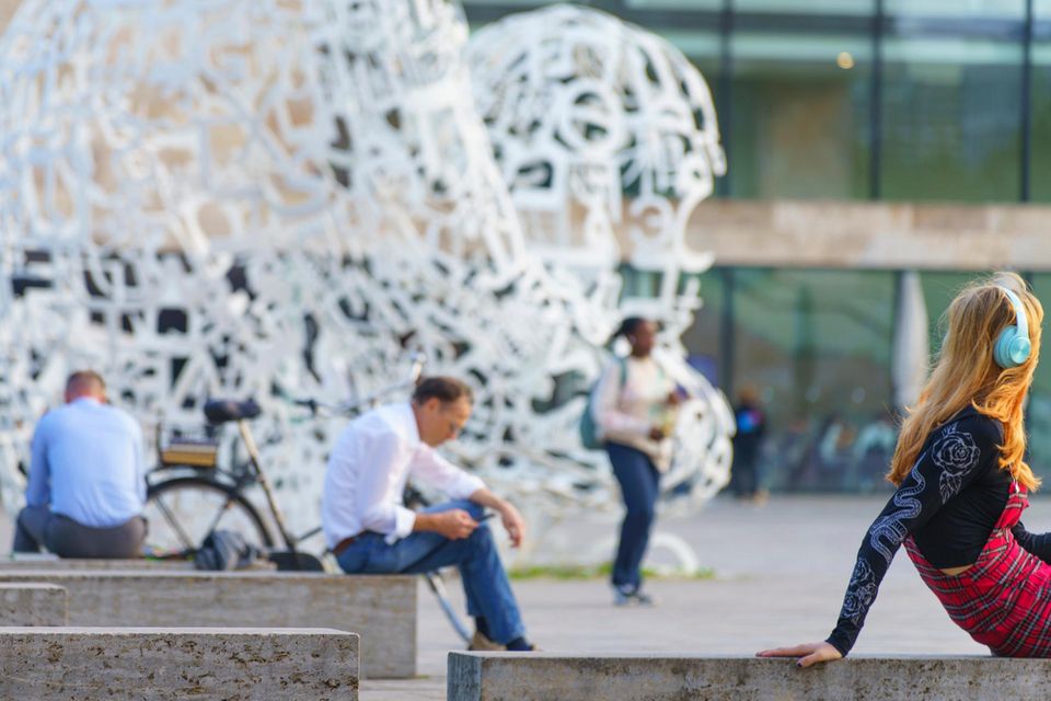 Junge Menschen auf dem Uni-Campus in Frankfurt