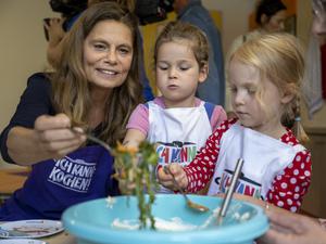 Sarah Wiener engagiert sich für gesunde Ernährung in Kitas und Schulen, zuletzt im Rahmen der Initiative „Ich kann kochen!“