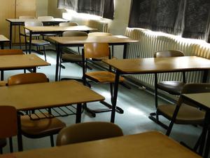 ARCHIV - Ein leeres Klassenzimmer, fotografiert am 22.06.2017 in Berlin in einer Berliner Schule. (zu dpa «WE-Umfrage Schulschwänzer» vom 24.03.2018) Foto: Jens Kalaene/dpa-Zentralbild/dpa +++ dpa-Bildfunk +++