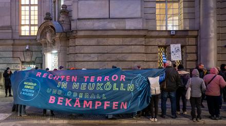 Demonstranten stehen während des Berufungsprozesses um rechtsextreme Brandstiftung vor dem Berliner Landgericht.