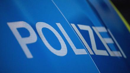 Das Wort Polizei ist auf der Karosserie eines Polizeifahrzeugs zu sehen.