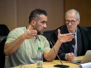 16.12.2024, Brandenburg, Frankfurt (Oder): Arafat Abou-Chaker (l) und sein Verteidiger Hansgeorg Birkhoff unterhalten sich im Landgericht während einer Pause im Zivilrechtsstreit von Rapper Bushido gegen seinen ehemaligen Geschäftspartner Abou-Chaker. Foto: Soeren Stache/dpa +++ dpa-Bildfunk +++