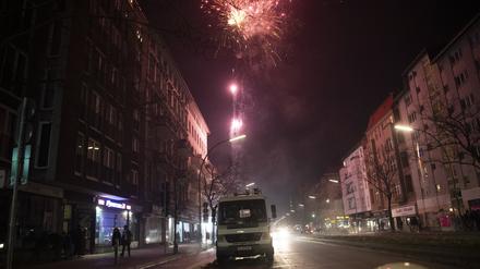 Ein Einsatzfahrzeug der Polizei steht am Kottbuser Damm. (Symbolbild)