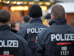 Polizisten patrouillieren auf dem Weihnachtsmarkt in der Potsdamer Innenstadt. 