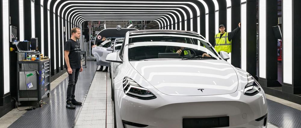 Der Werksleiter der Tesla-Fabrik in Brandenburg, André Thierig, zeigt sich trotz der E-Auto-Krise zuversichtlich (Archivbild).