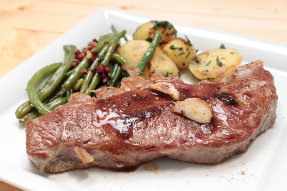 Rumpsteak mit Speckbohnen und Bratensaft, Rezept Bild von Thomas Sixt, dieses Steak schmeckt großartig.