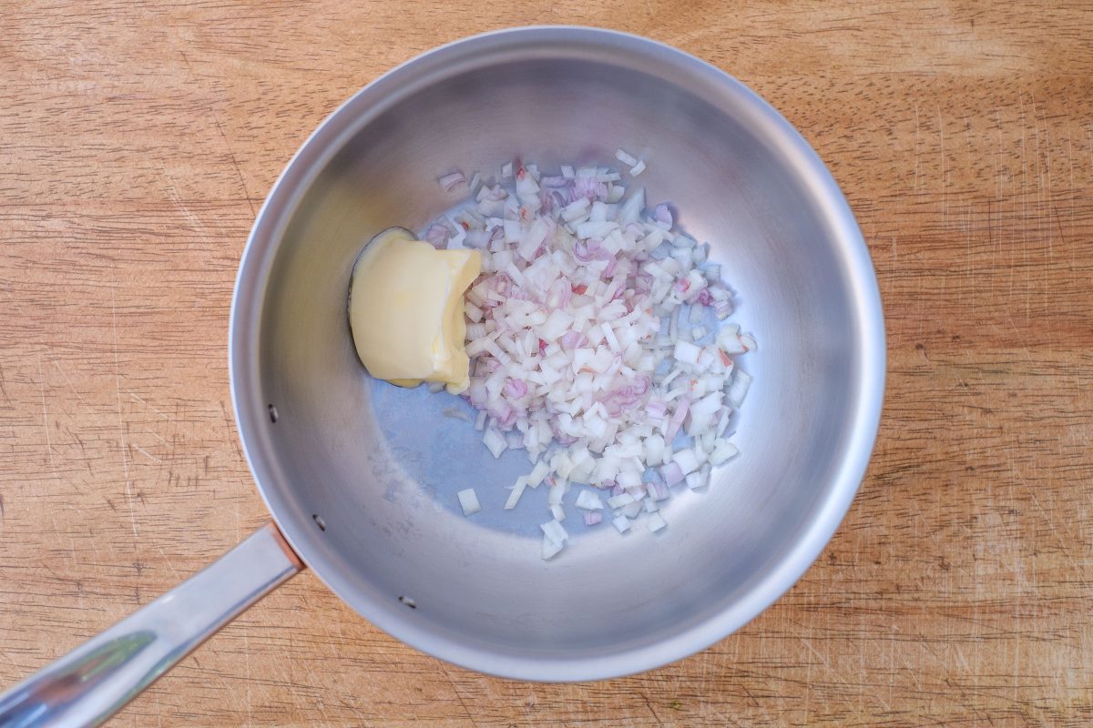 Zwiebelwürfel mit Butter im Topf