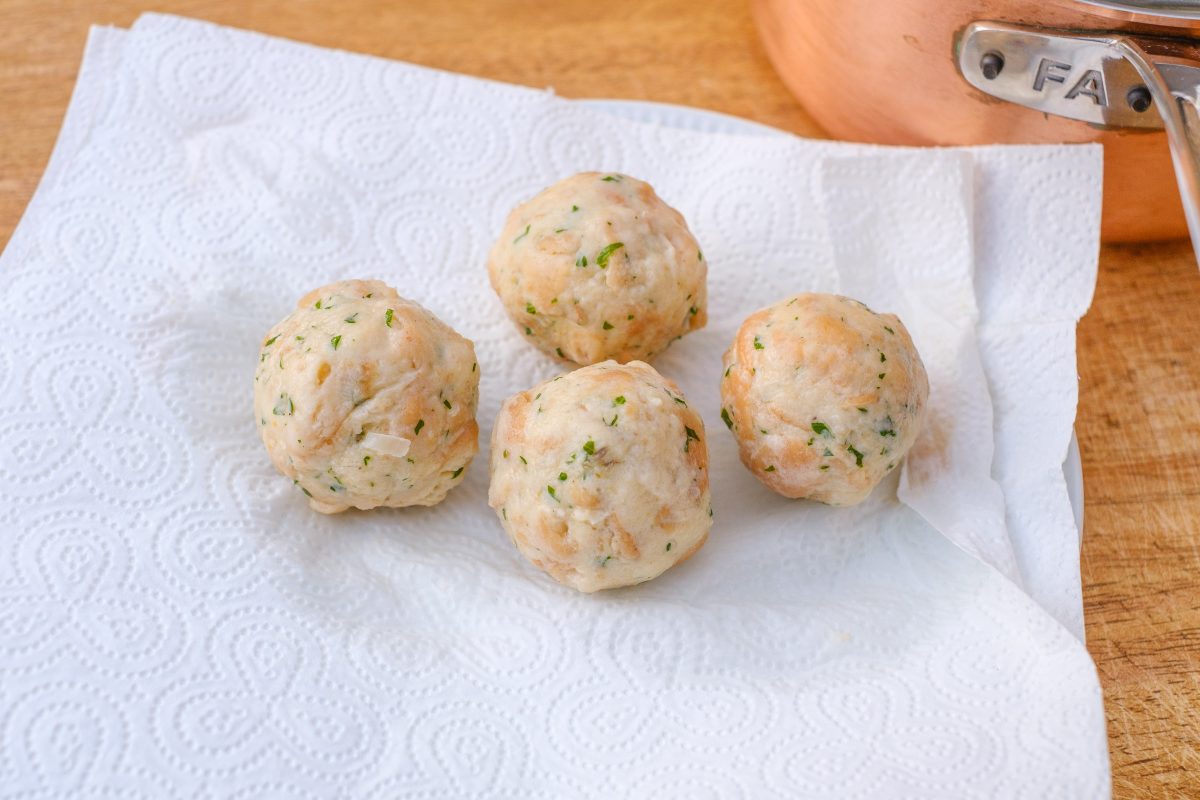 Gekochte Semmelknödel abtropfen lassen