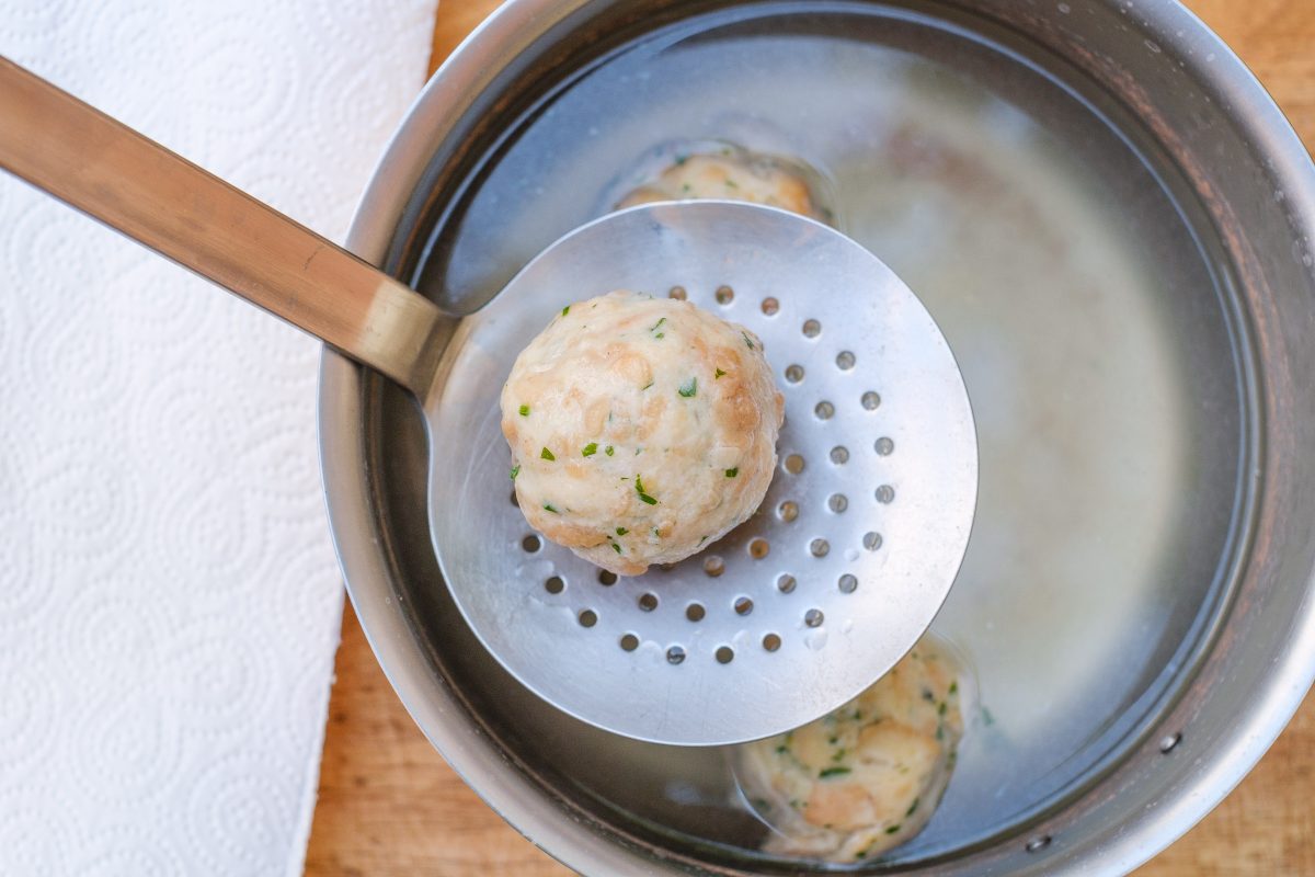 Semmelknödel auf Schaumkelle