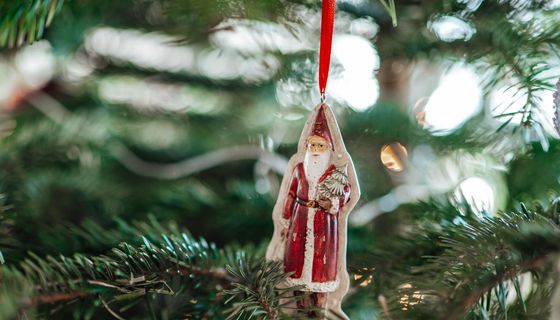 Figur vom Nikolaus an einem Christbaum.