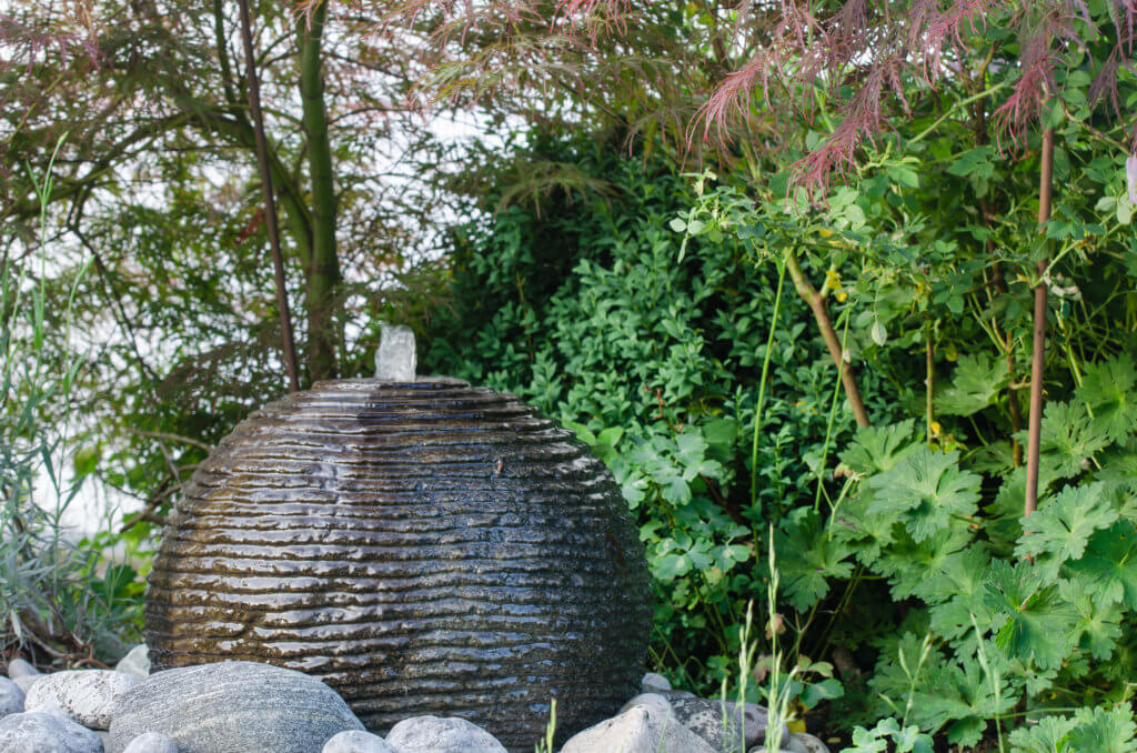 Ein Quellstein im Garten.