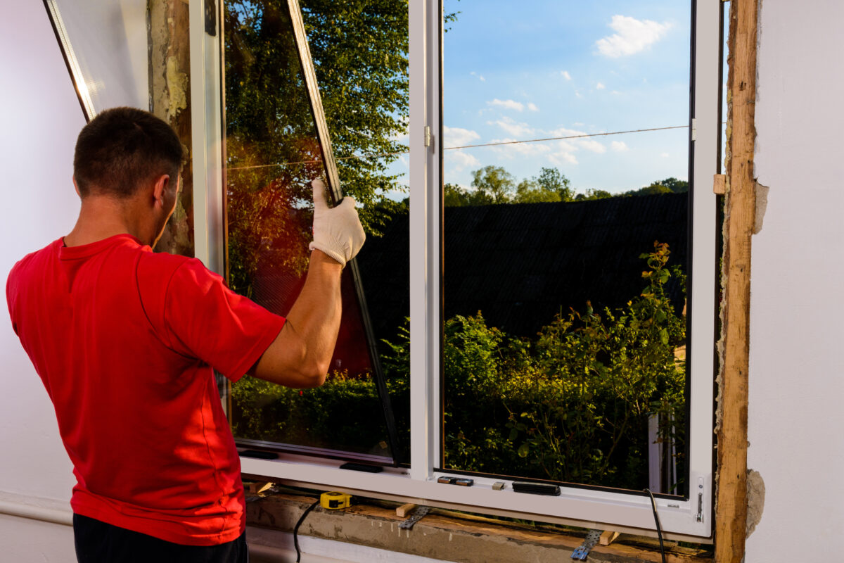 Handwerker bei der Fensterreparatur.