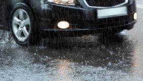 aquaplaning_auto_nasse_strasse-280x158 Das Glatteis naht – passende Tipps und gutes Equipment zur Vorbereitung